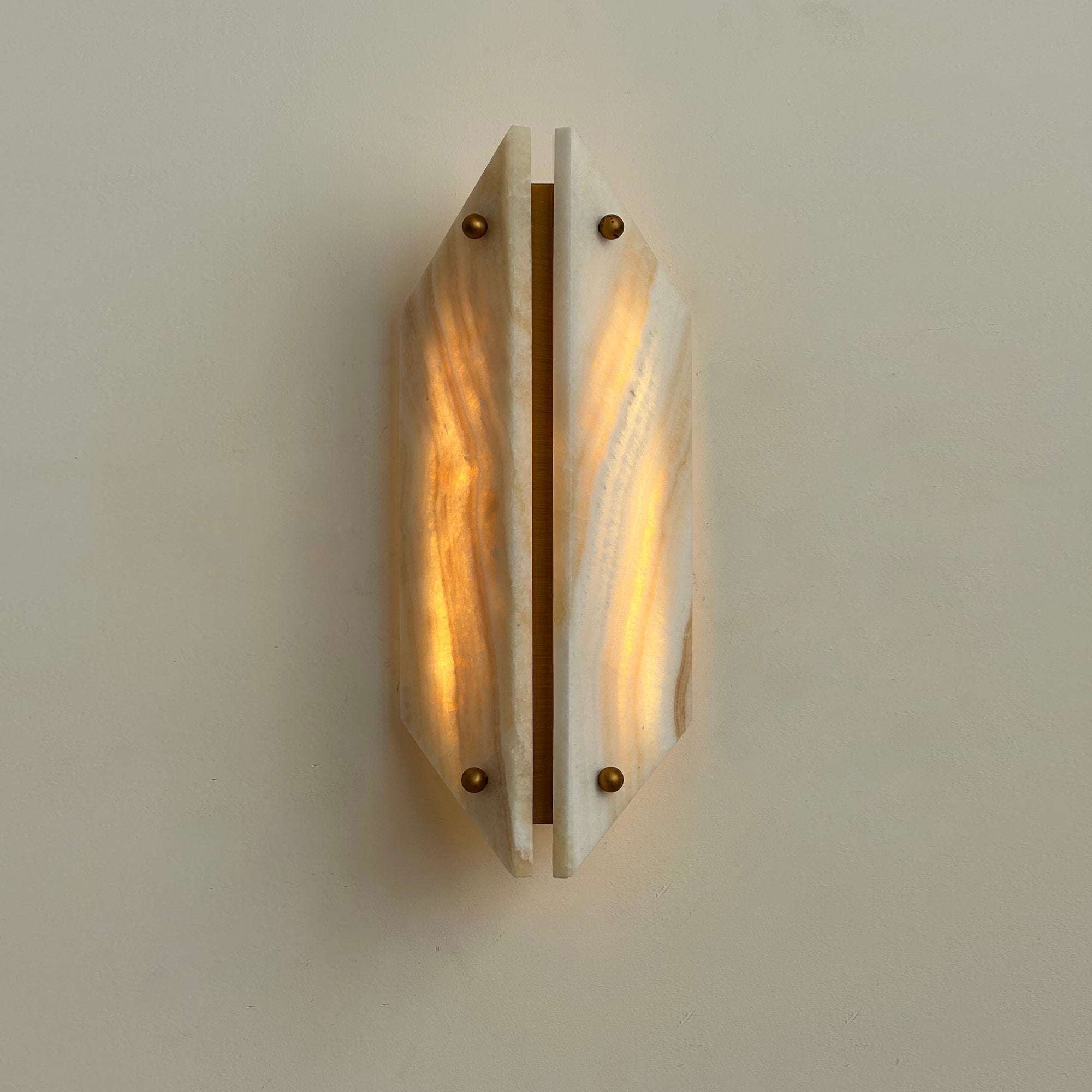 Elaeira Stein Alabaster Wandleuchte-Letslighting