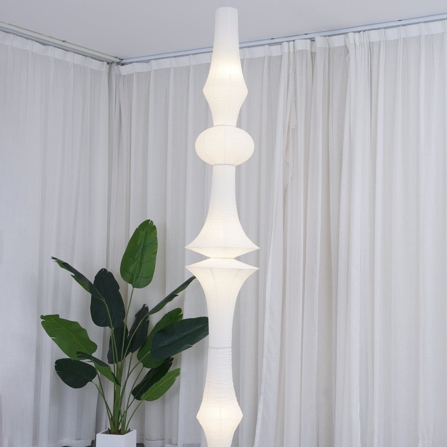 Faye Vertikale Pendelleuchte mit skulpturalem Design aus Papier