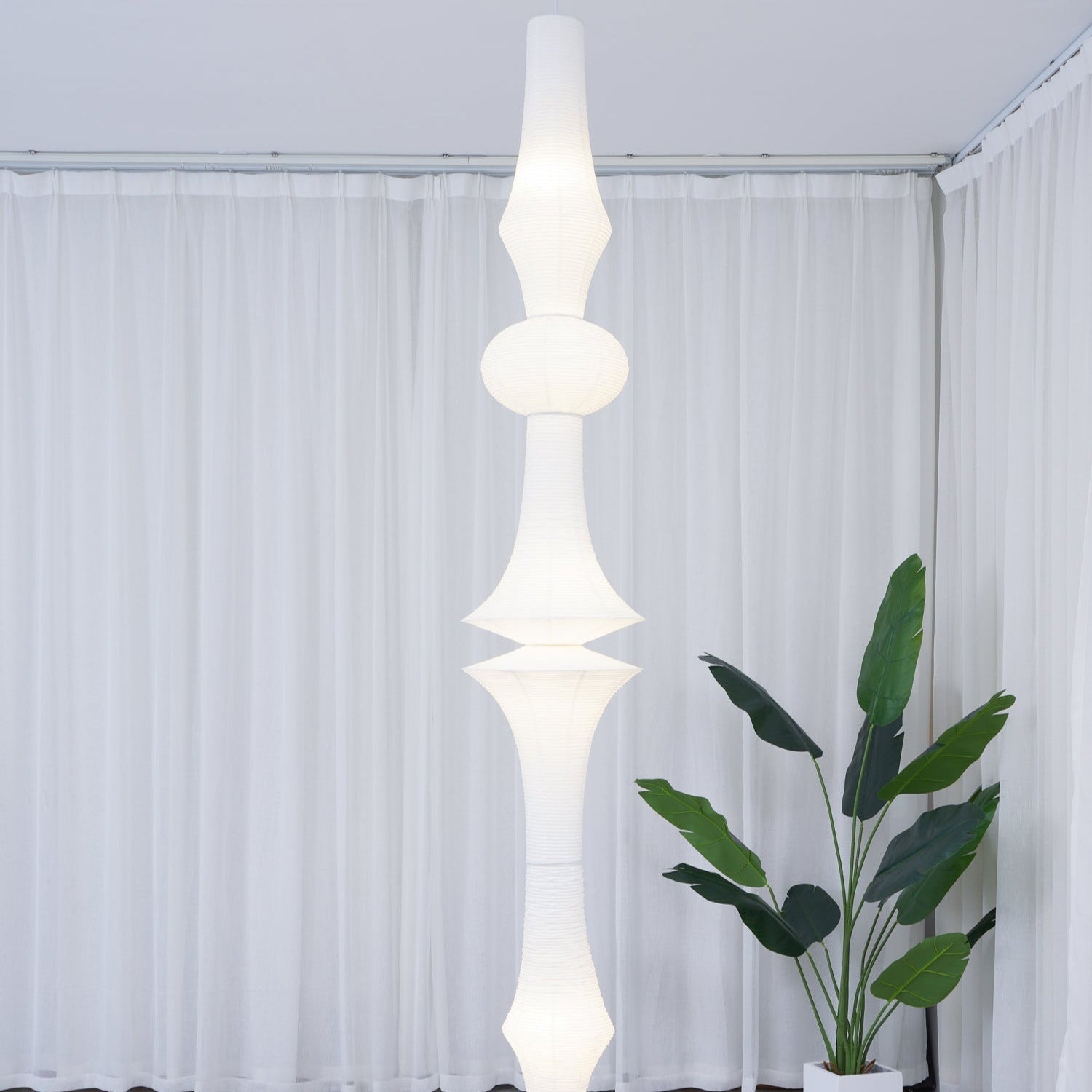 Faye Vertikale Pendelleuchte mit skulpturalem Design aus Papier