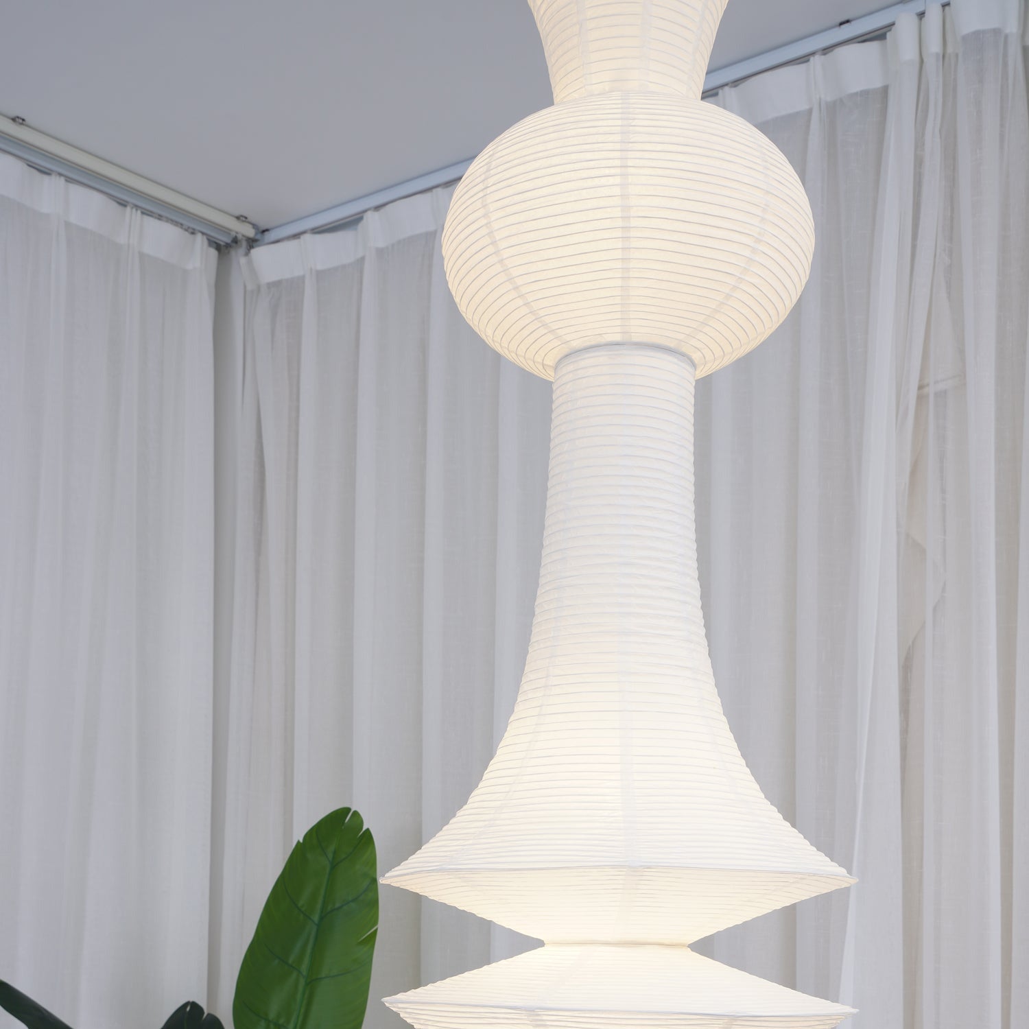 Faye Vertikale Pendelleuchte mit skulpturalem Design aus Papier