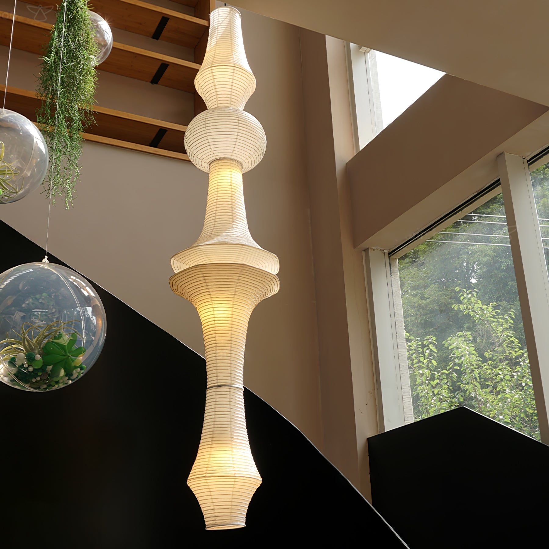 Faye Vertikale Pendelleuchte mit skulpturalem Design aus Papier