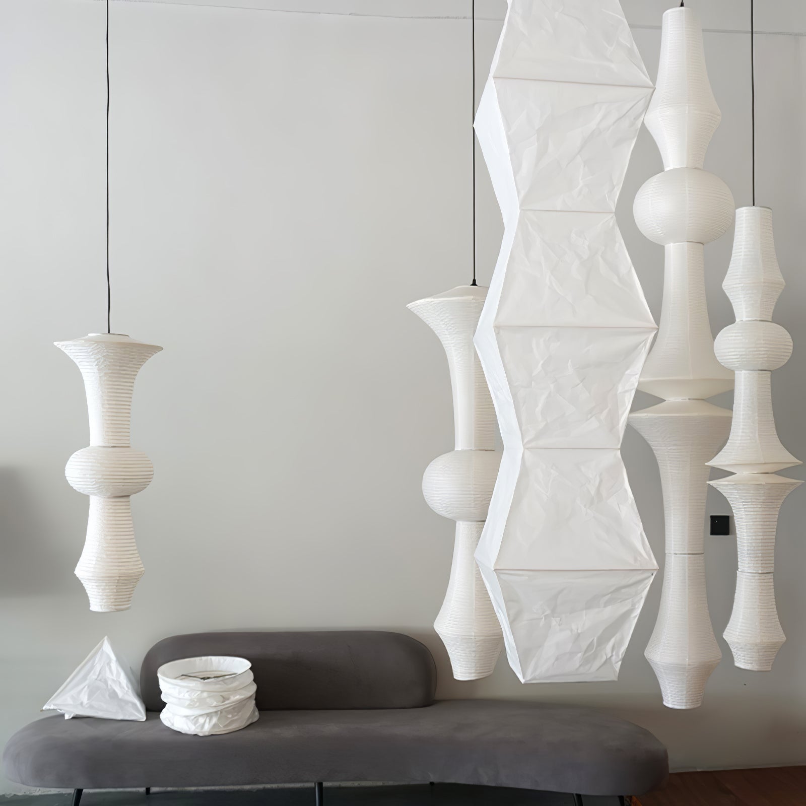 Faye Vertikale Pendelleuchte mit skulpturalem Design aus Papier