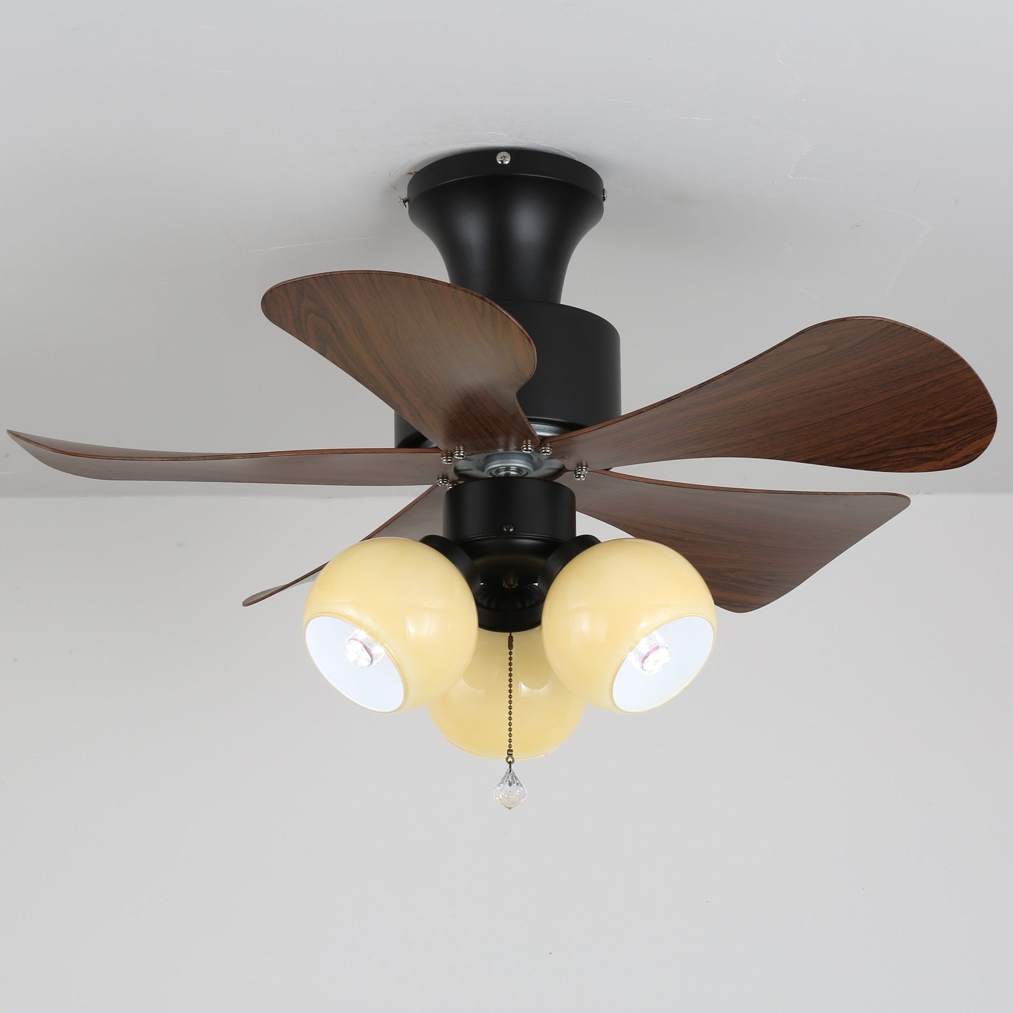 Nahaufnahme der Lunara Vintage Deckenventilatorlampe aus Holz mit Nussbaum-Finish