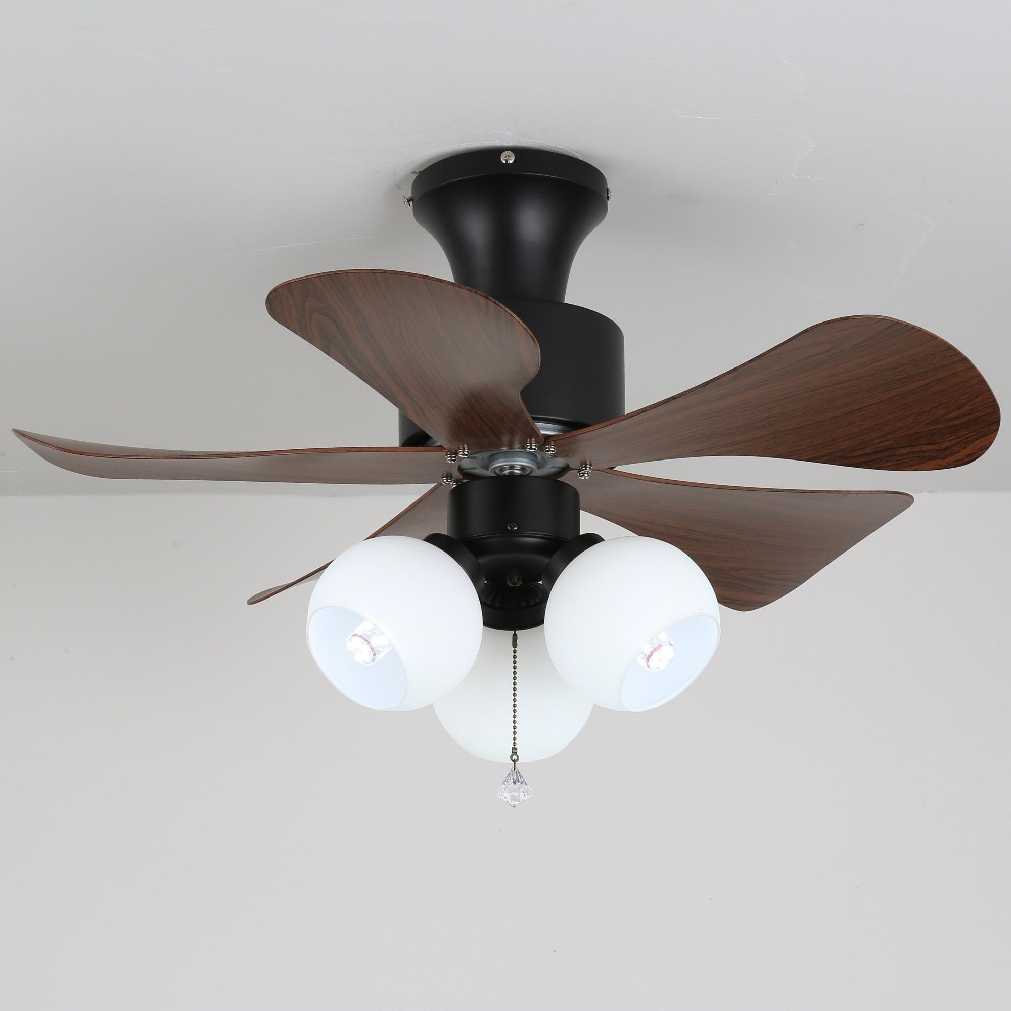 Detailansicht des Metallrahmens und des Motors aus reinem Kupfer der Lunara Deckenventilatorlampe