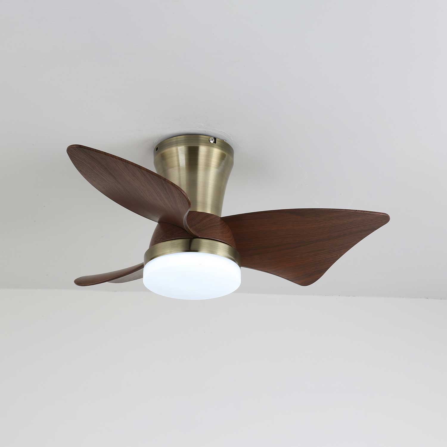 Caspian Ventilator mit Licht, der sein schlankes, modernes Design zeigt.