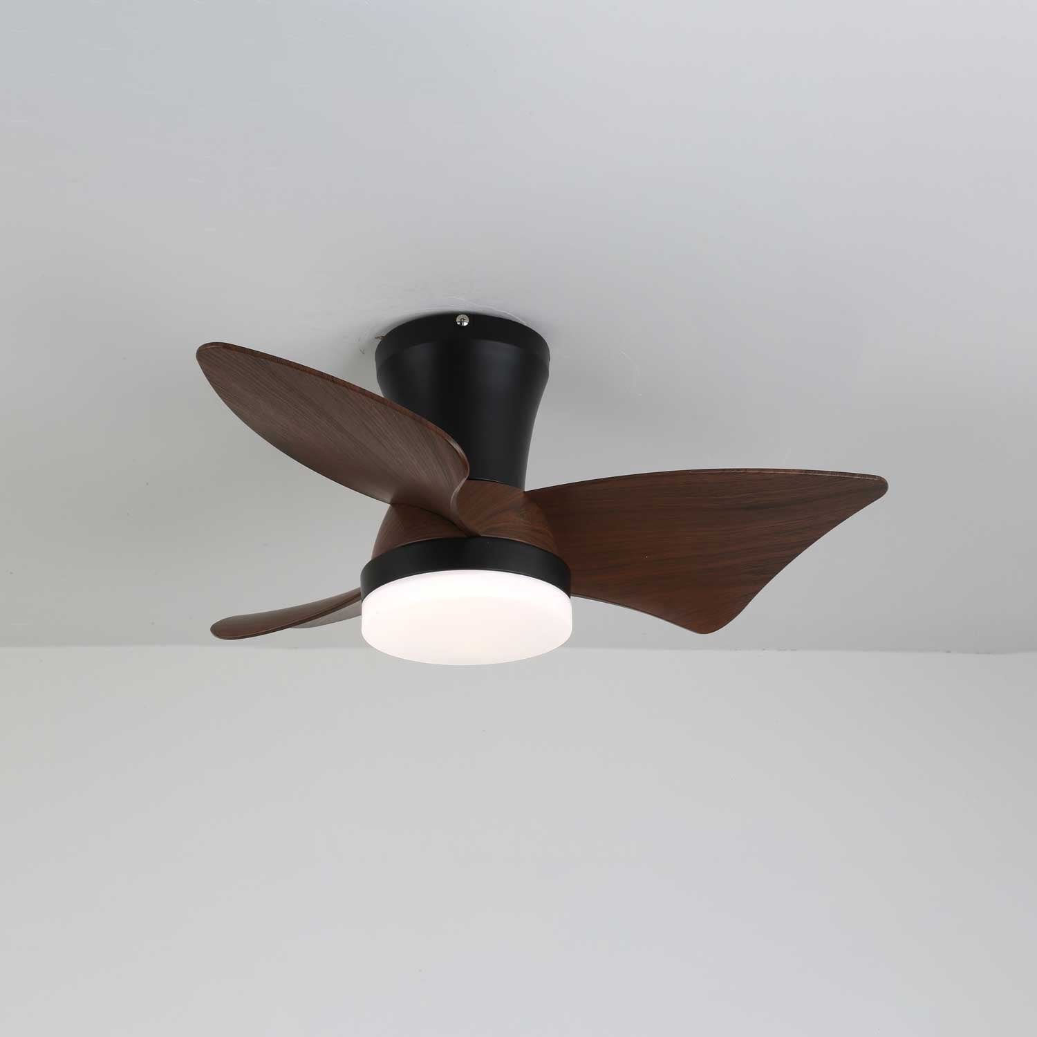 Caspian Moderner Deckenventilator mit Holz und Licht