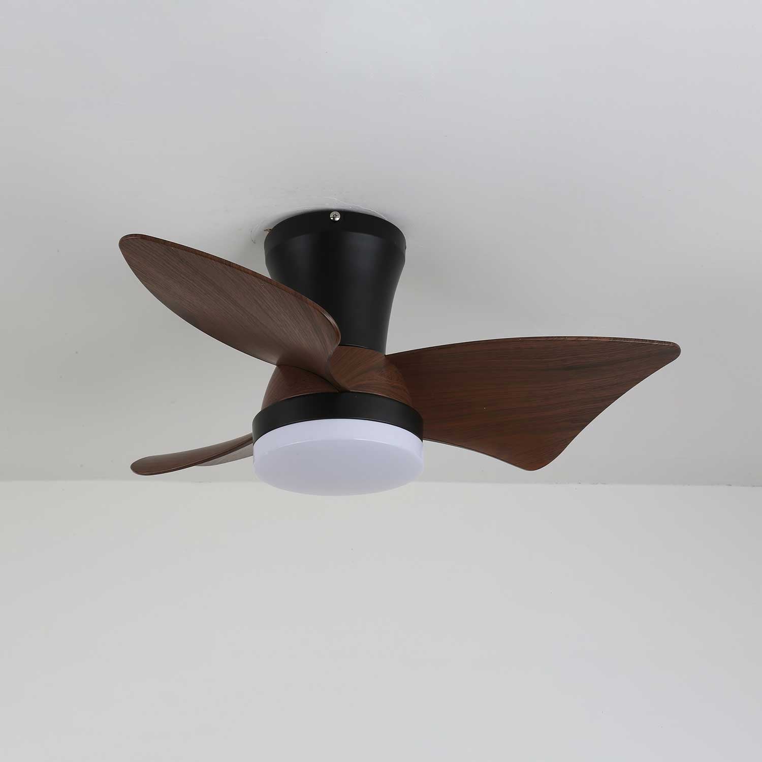 Caspian Ventilator mit Licht von unten gesehen, das LED-Panel hervorhebend.