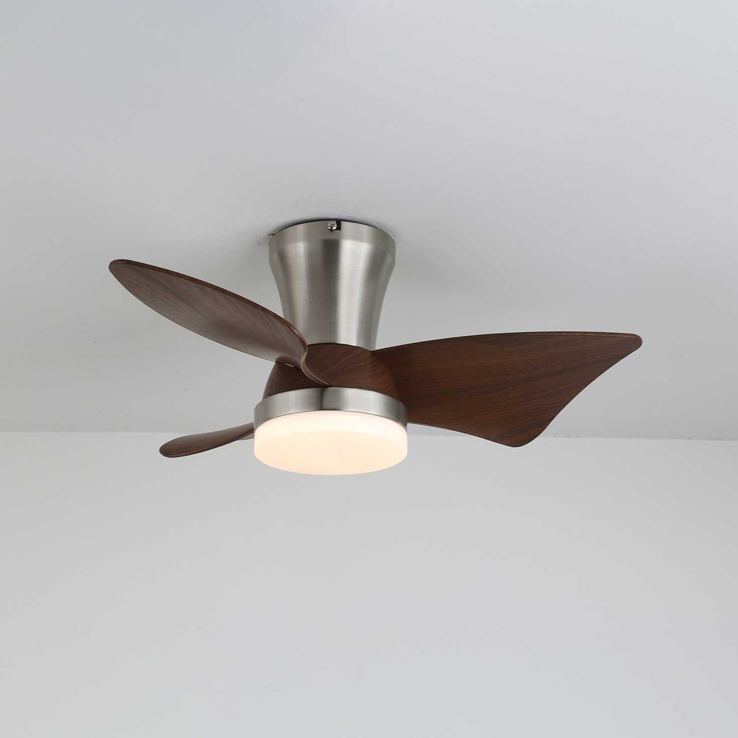 Nahaufnahme der Walnussholzflügel des Caspian Ventilators mit Licht.