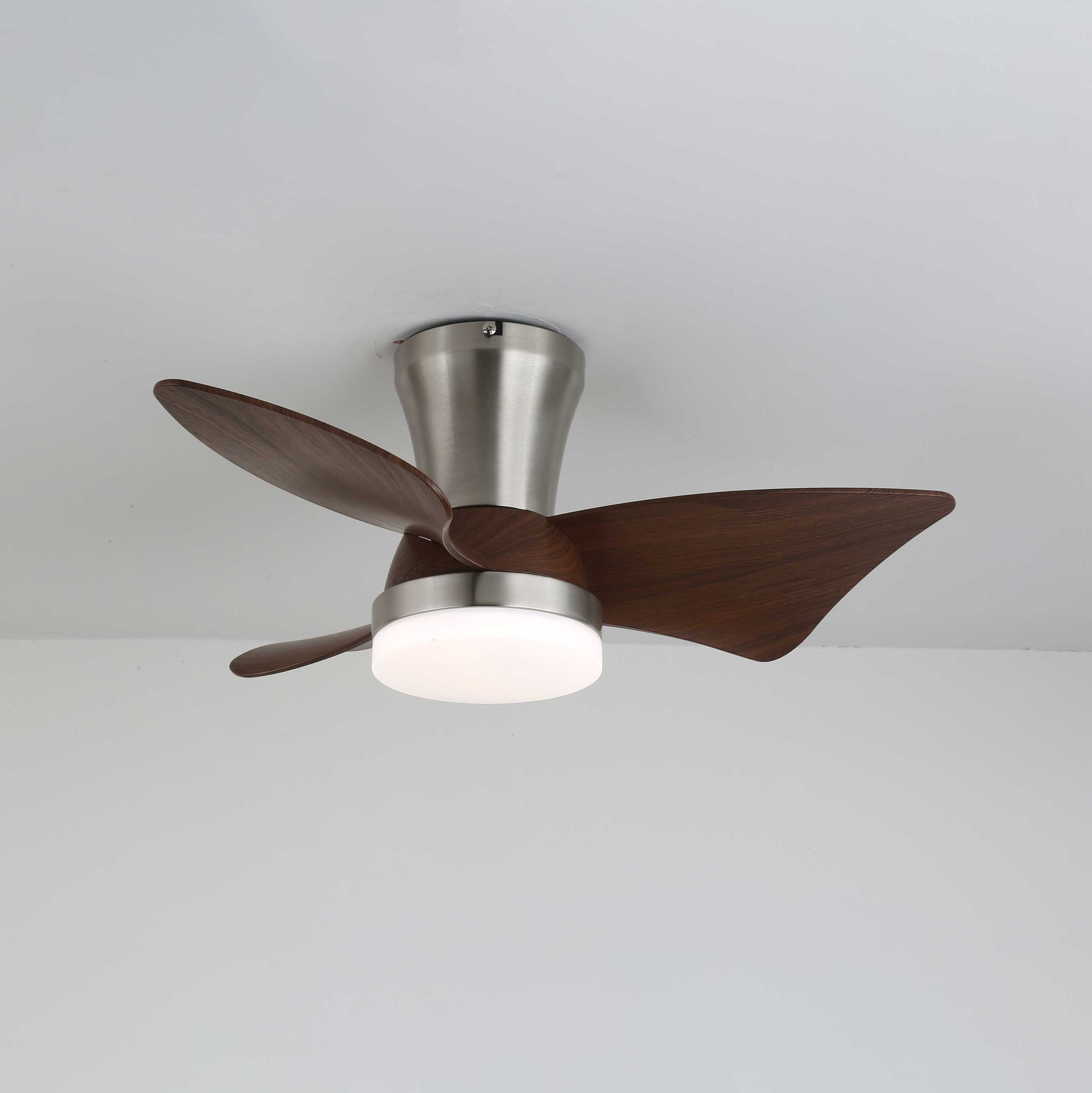 Caspian Deckenventilator mit Licht und eingeschalteter integrierter LED.