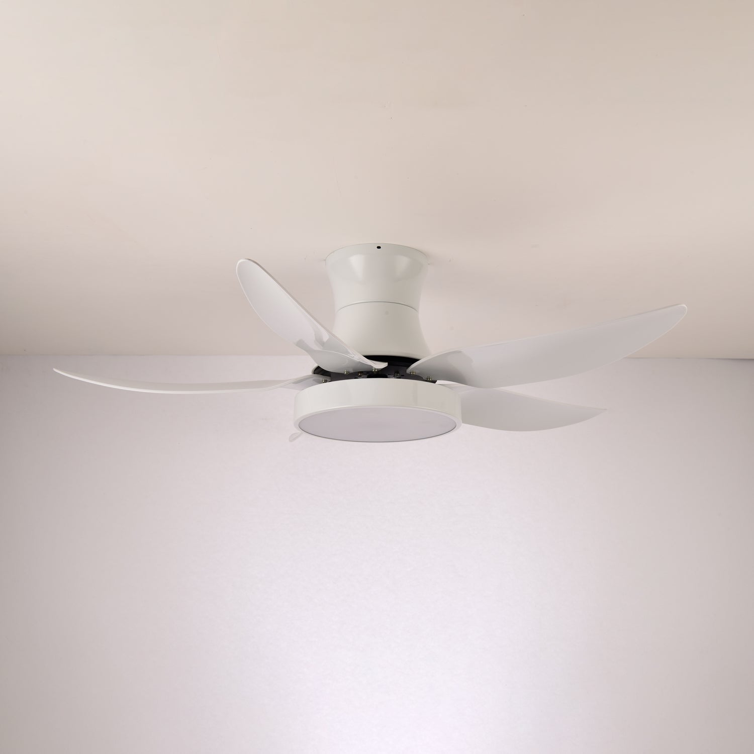 Jada Deckenventilatorleuchte, Schwarz, präsentiert ihr schlankes Design