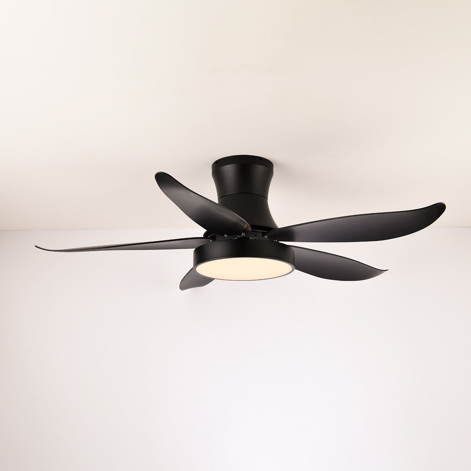 Nahaufnahme der Jada Deckenventilatorleuchte, Schwarz, mit integrierter LED