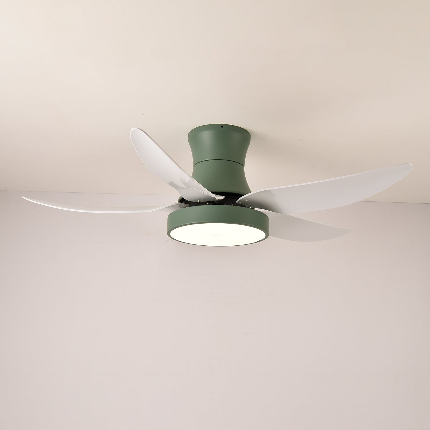 Jada Deckenventilatorleuchte, Schwarz, von unten mit Ventilatorflügeln