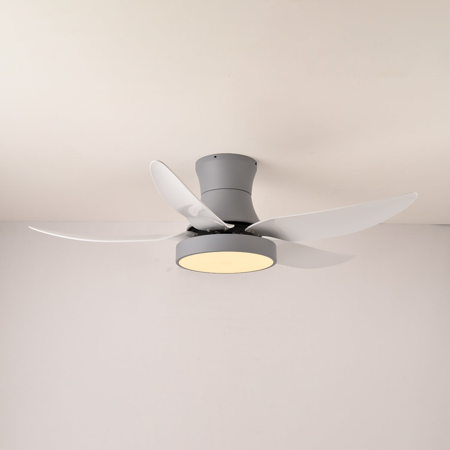 Schräge Ansicht der Jada Modernen Deckenventilatorleuchte, Schwarz