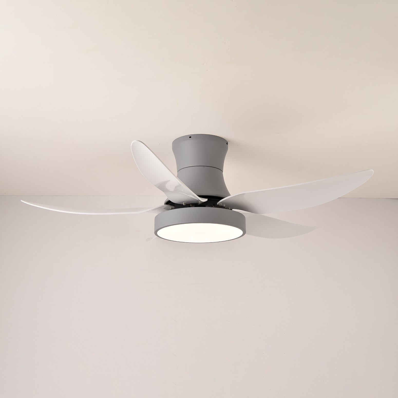 Jada Deckenventilatorleuchte, Schwarz, mit laufendem Ventilator