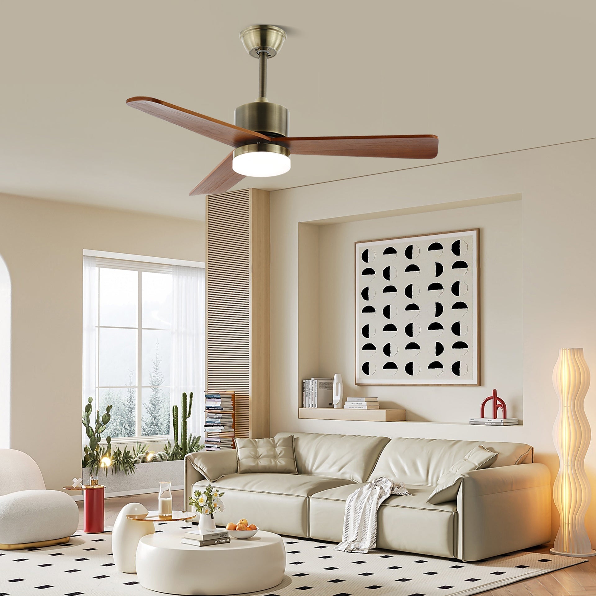 Seitenansicht des minimalistischen silbernen Deckenventilators.