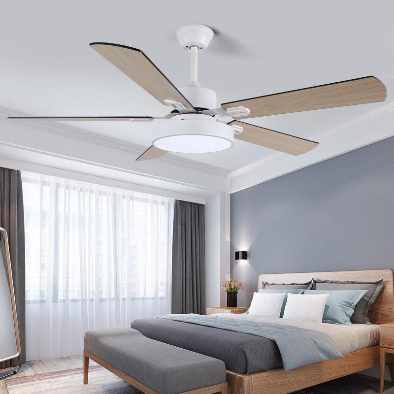 Aerilux Ventilatorleuchte mit integrierter LED, von unten gesehen.