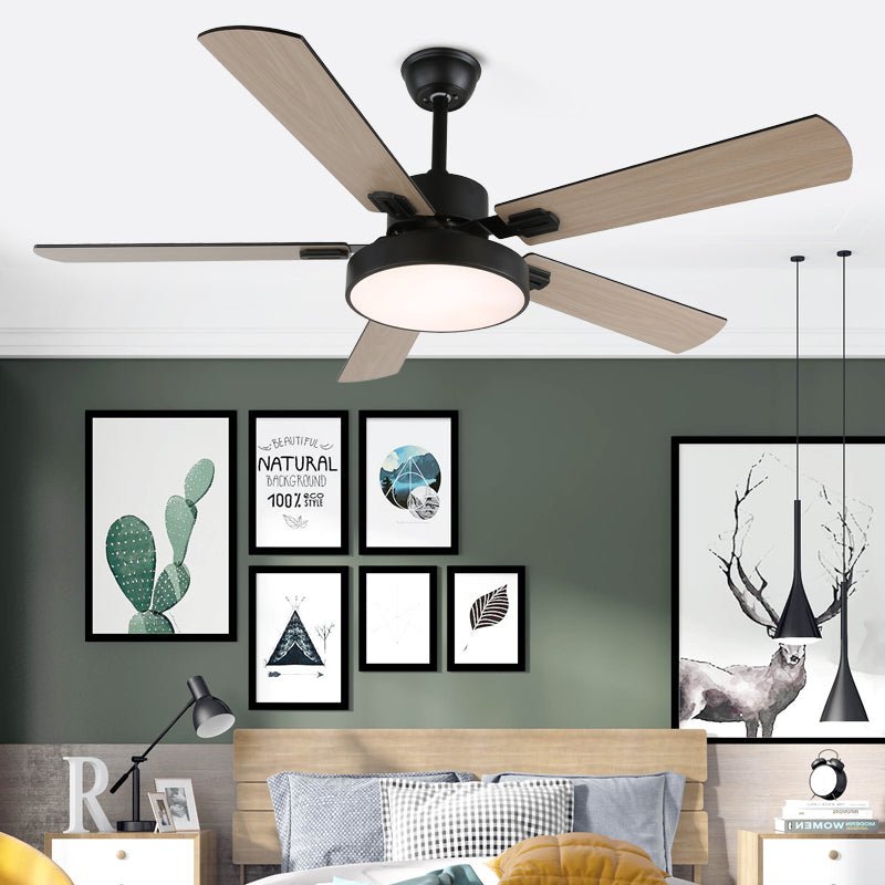 Nahaufnahme des Aerilux Deckenventilators mit Beleuchtung, die holzfarbene Flügel zeigt.