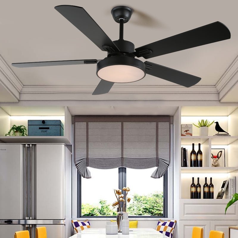 Seitenansicht des Aerilux Modernen Deckenventilators mit Holzoptik und Beleuchtung.
