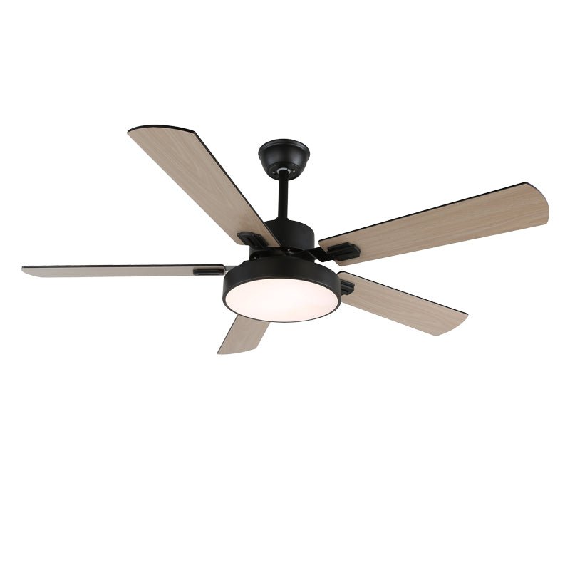 Aerilux Deckenventilator mit Beleuchtung in einem sauberen weißen Finish.