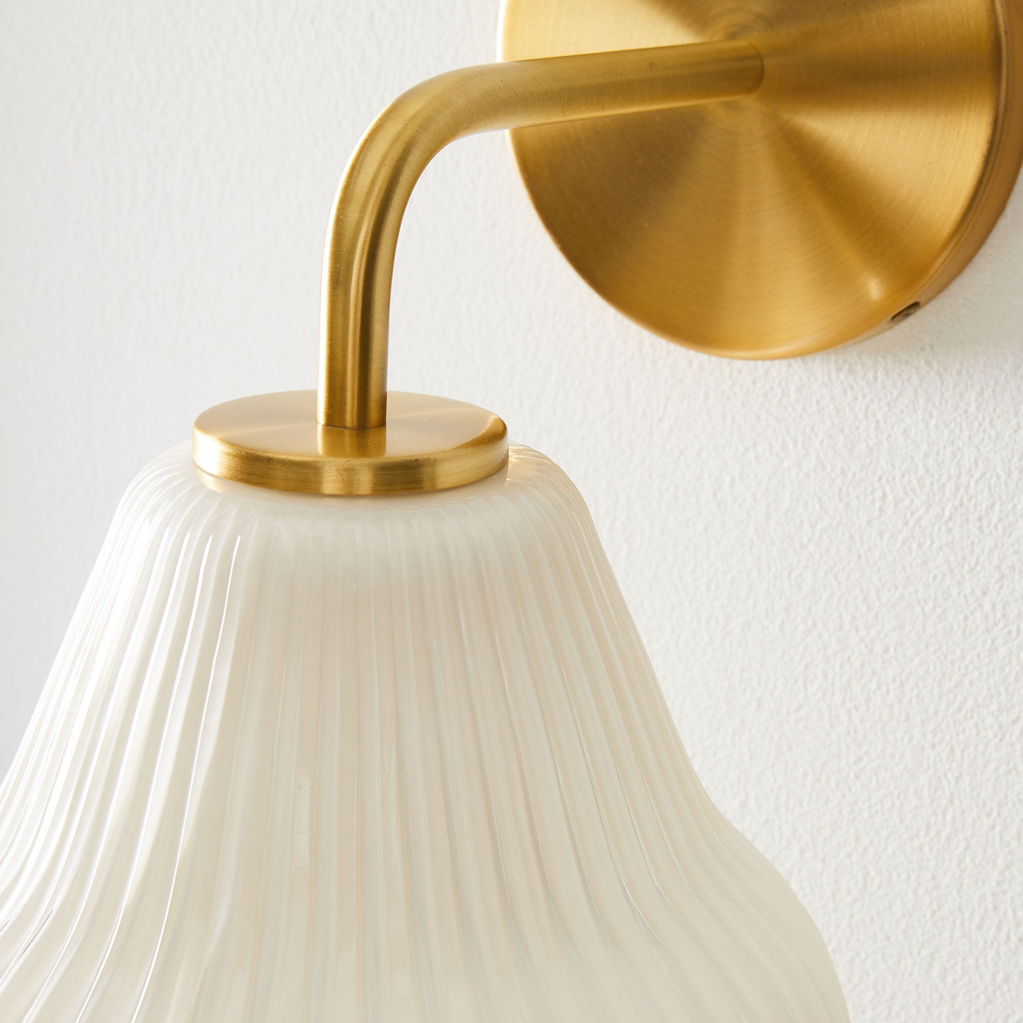 Gesamtansicht der eleganten Riffelglas Wandlampe