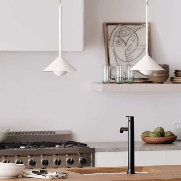 Pendelleuchte in einem minimalistischen Wohnzimmer