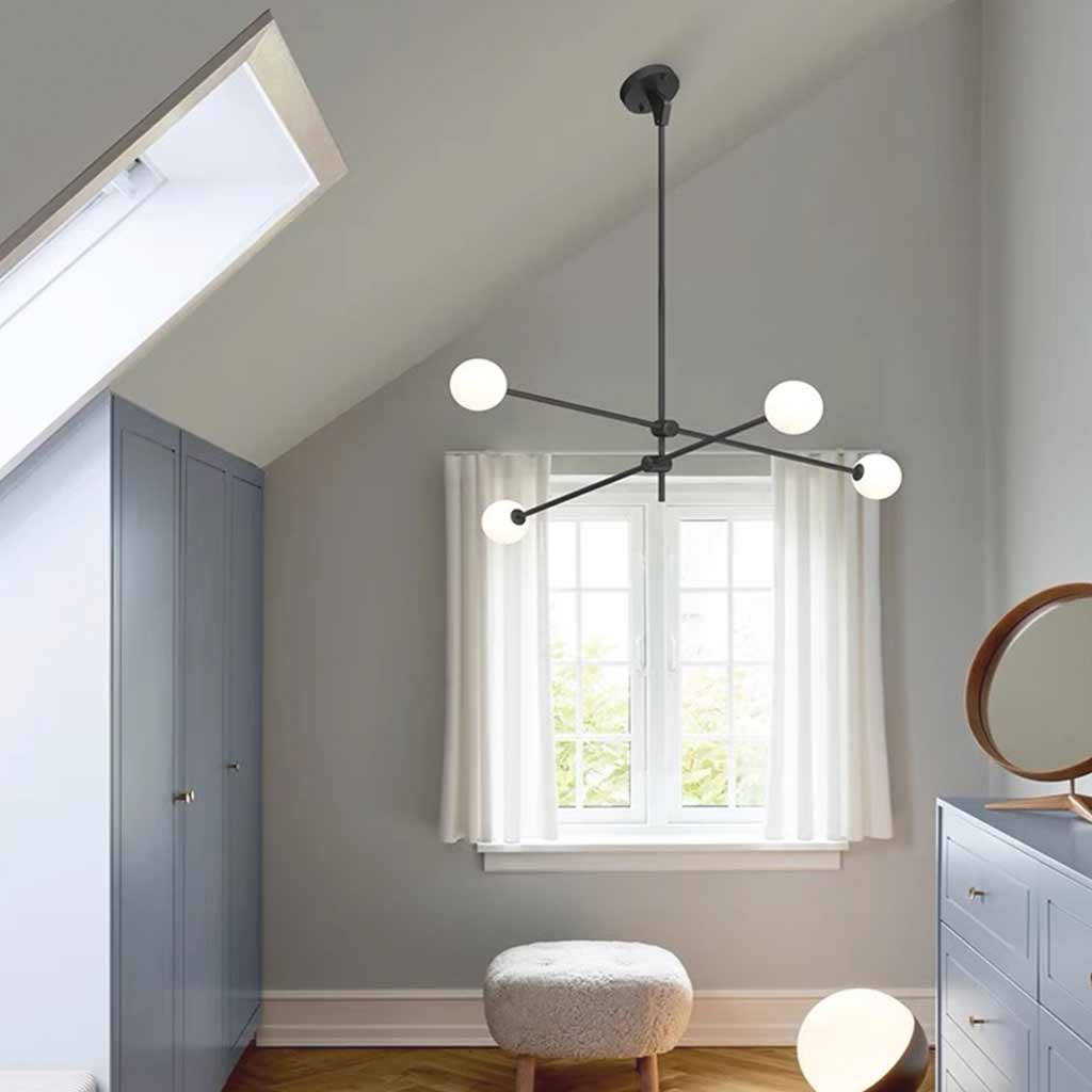 Moderner Kronleuchter mit mehreren Glaskugeln und Sputnik-Design