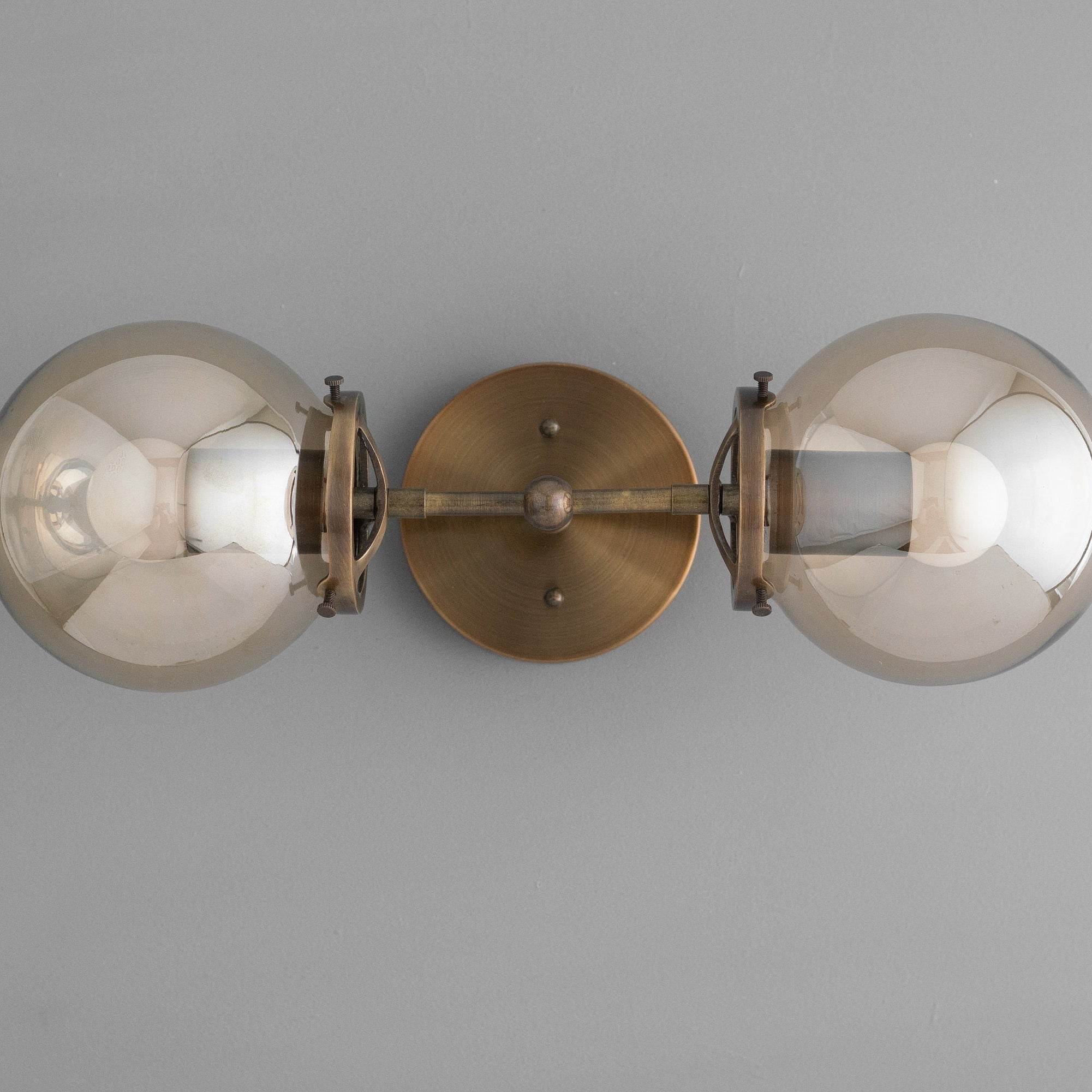 Lumio Globe in Rohmessing-Optik, Detail