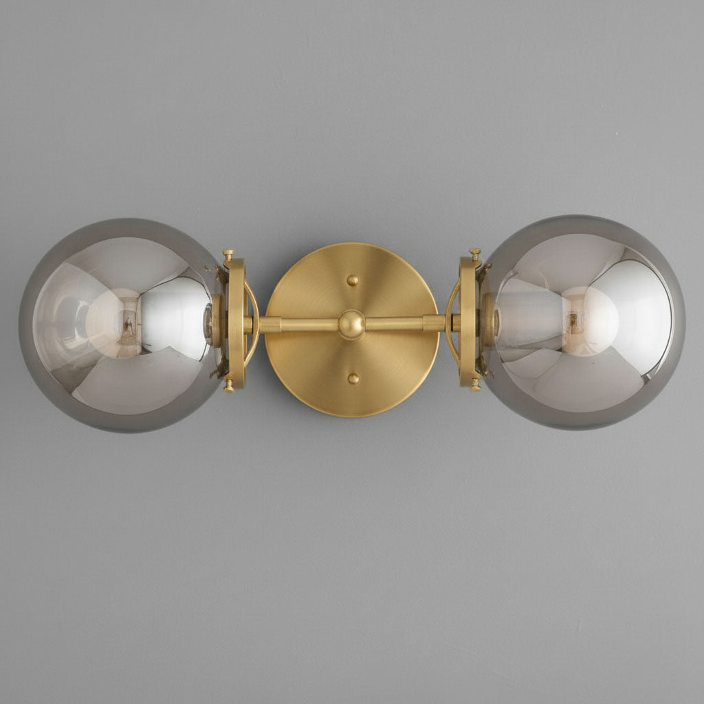 Seitenansicht der Lumio Globe Wandleuchte