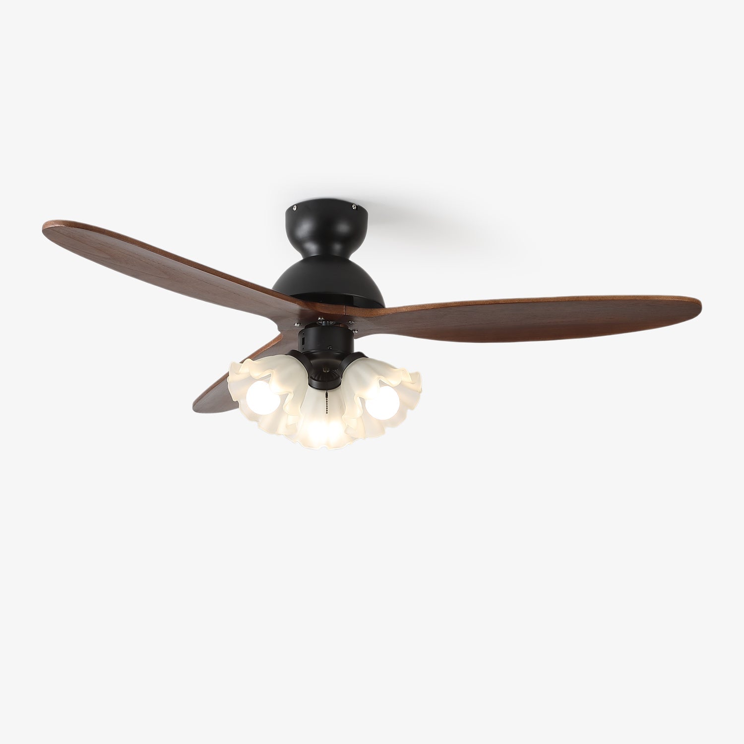Novrik Air Deckenventilatorleuchte mit Walnussflügeln und weißem Glasschirm.