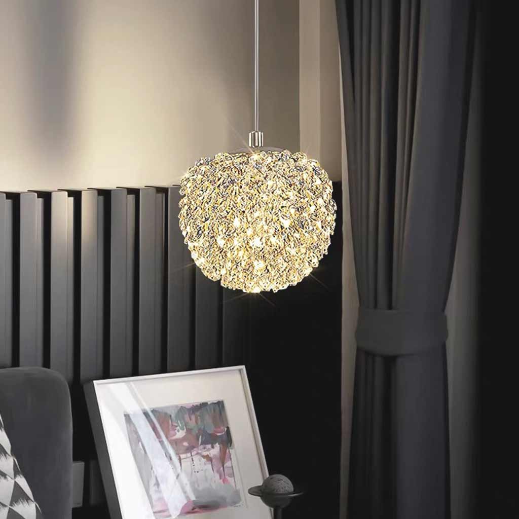 Goldene Pendelleuchte mit Kristall in einem modernen Wohnambiente