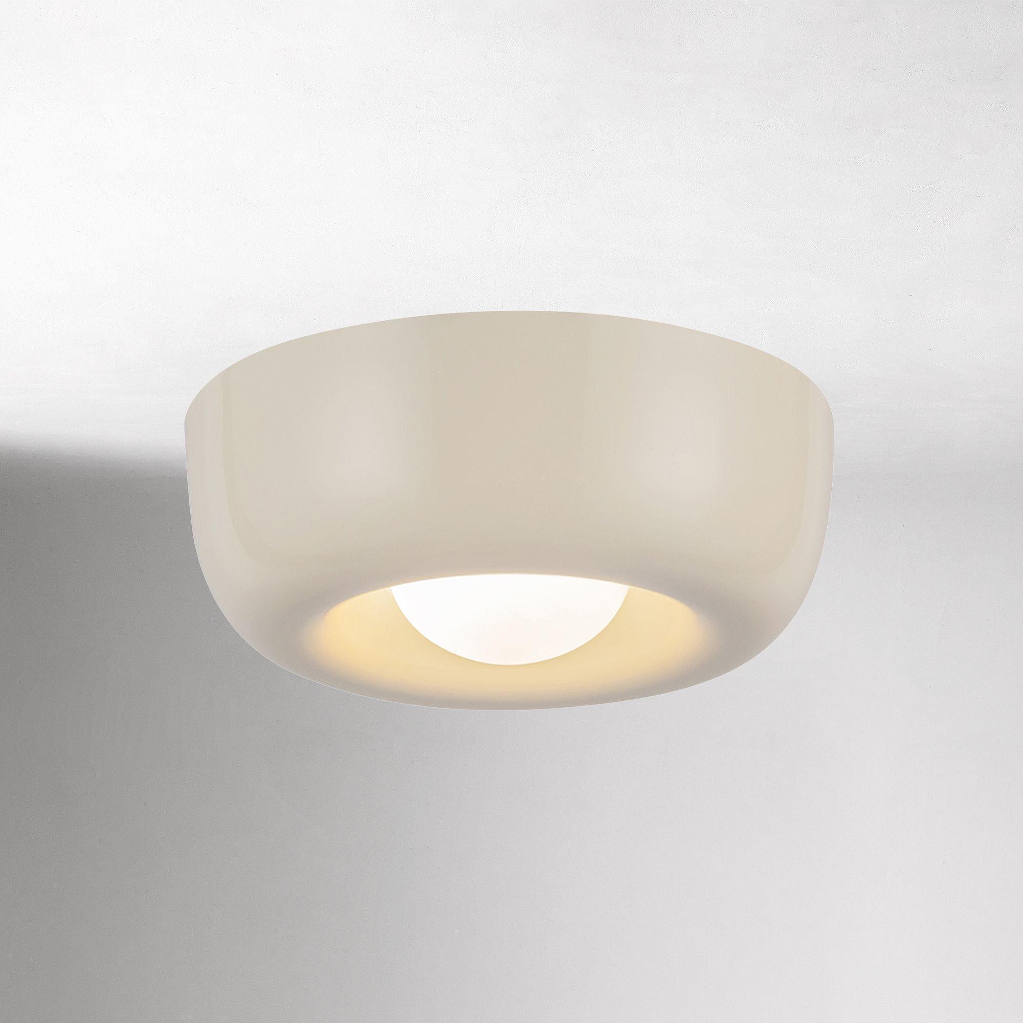 Alverin Deckenleuchte – Minimalistische Metallleuchte für moderne Häuser