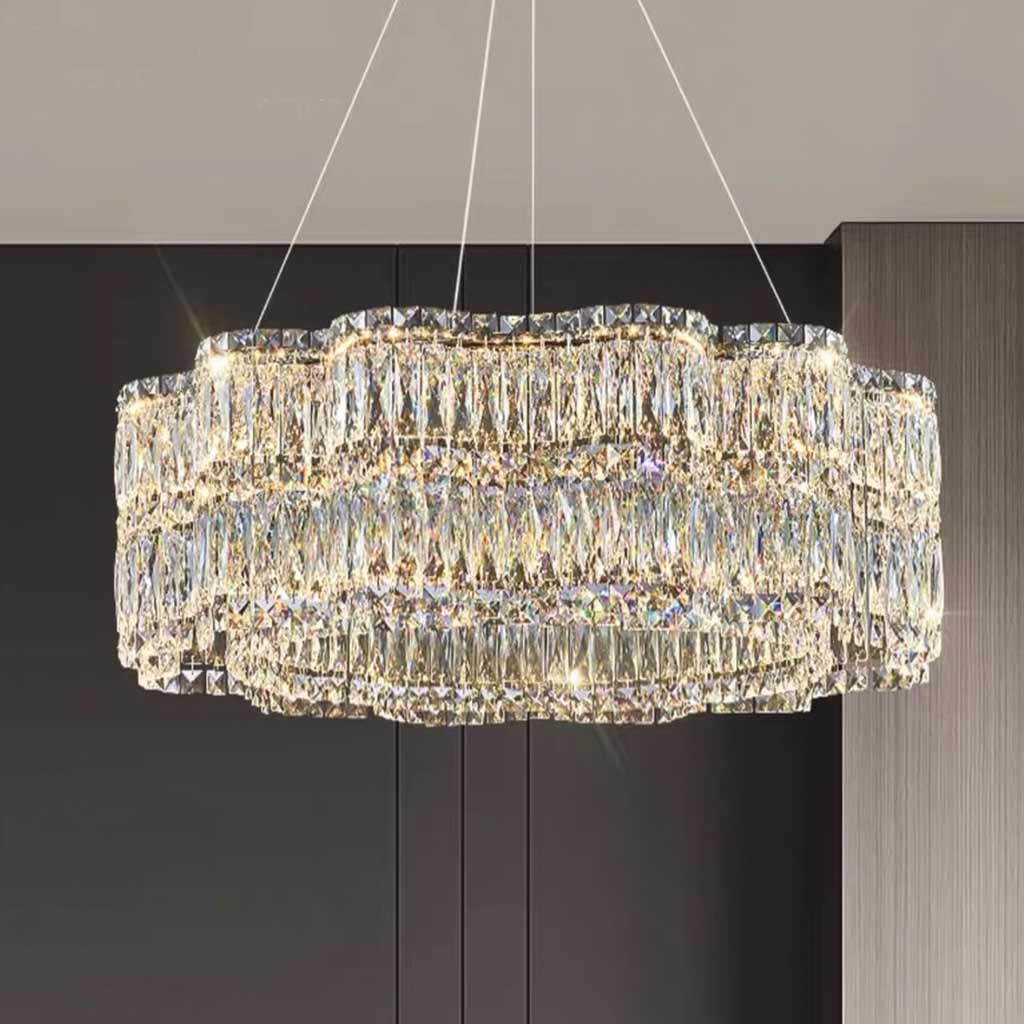 Nahaufnahme der Kristallelemente des LED-Kronleuchters