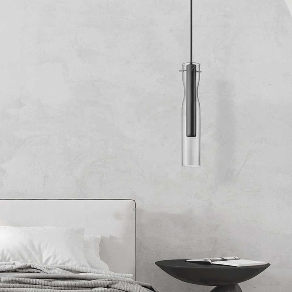 Pendelleuchte mit Glasschirm und Messingrohr