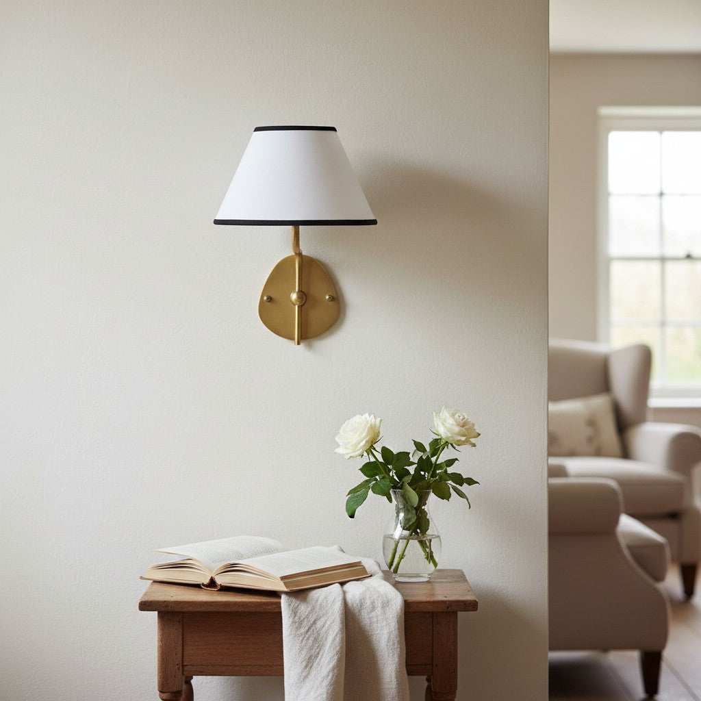 Doppelarm-Wandleuchte im minimalistischen Wohnzimmer