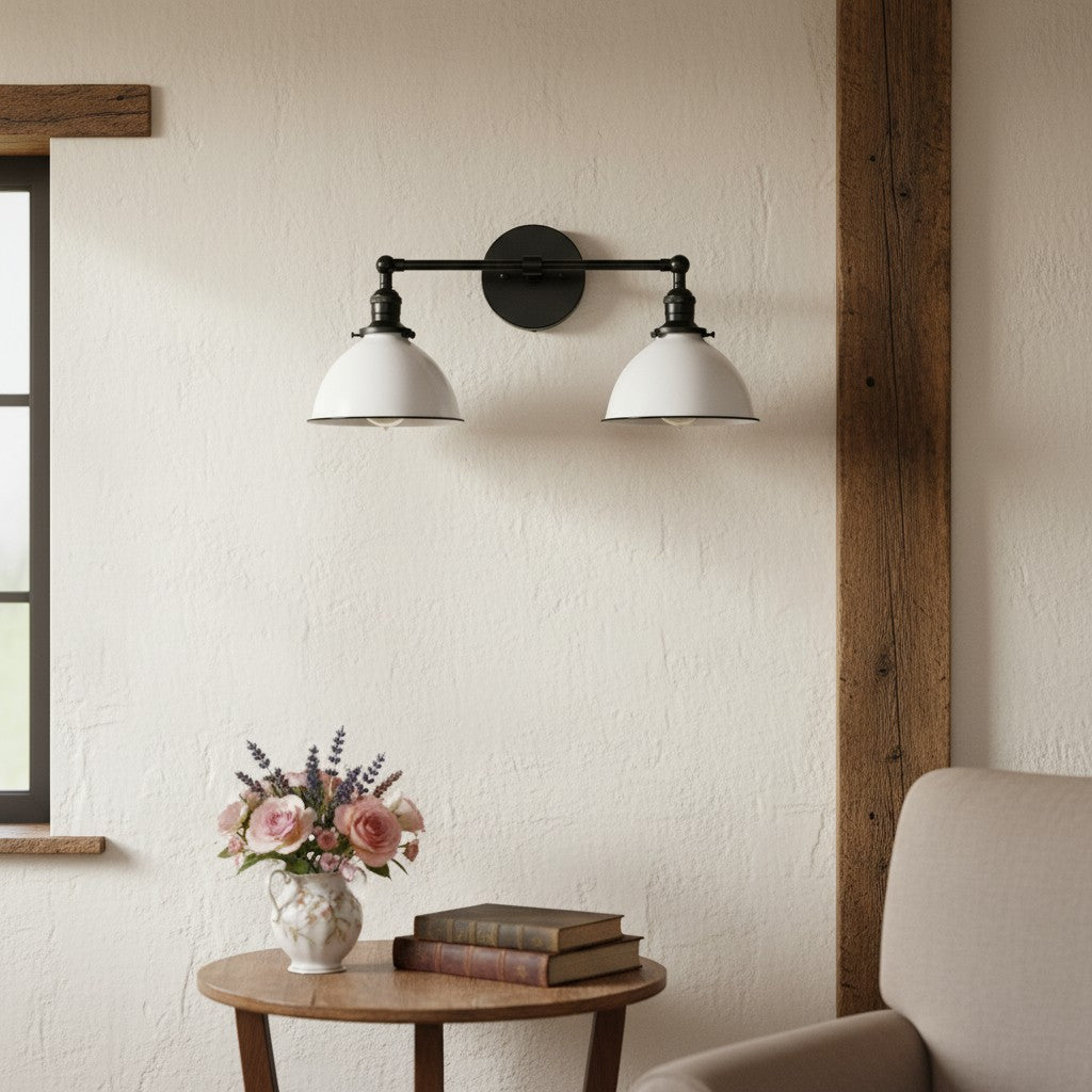 Beleuchtete Wandleuchte im modernen Landhausstil