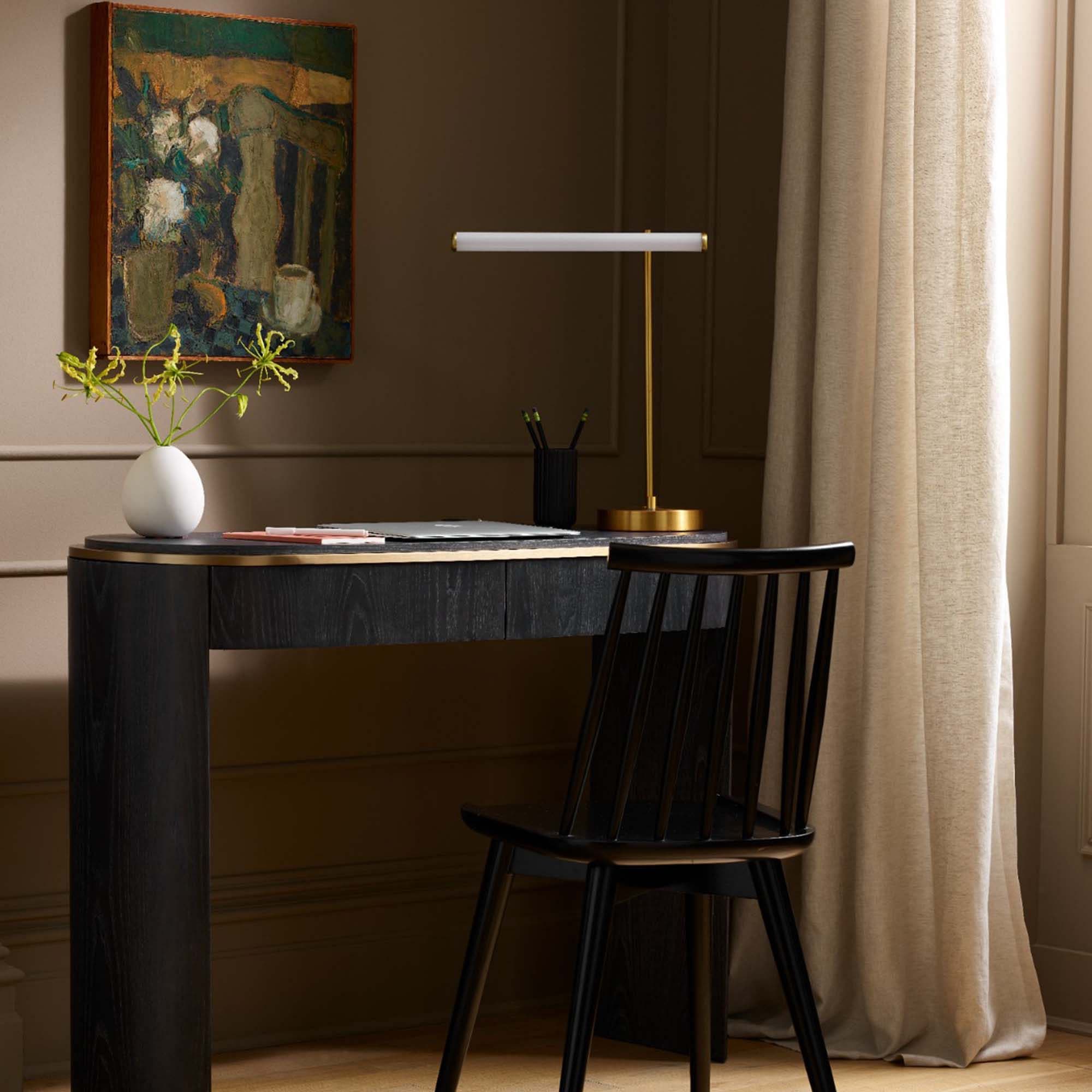 Seitenansicht der eleganten Voro Tischlampe