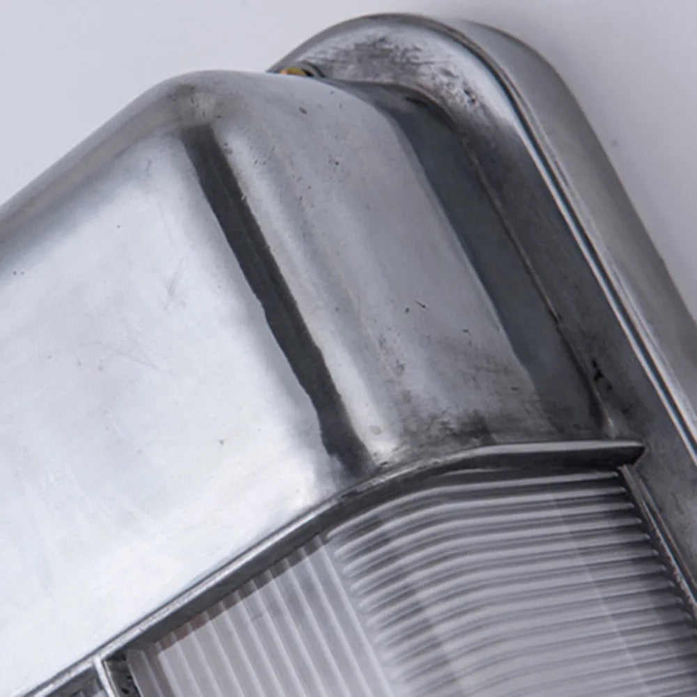 Wyre Geometrische moderne Wandleuchte aus Metall und Glas