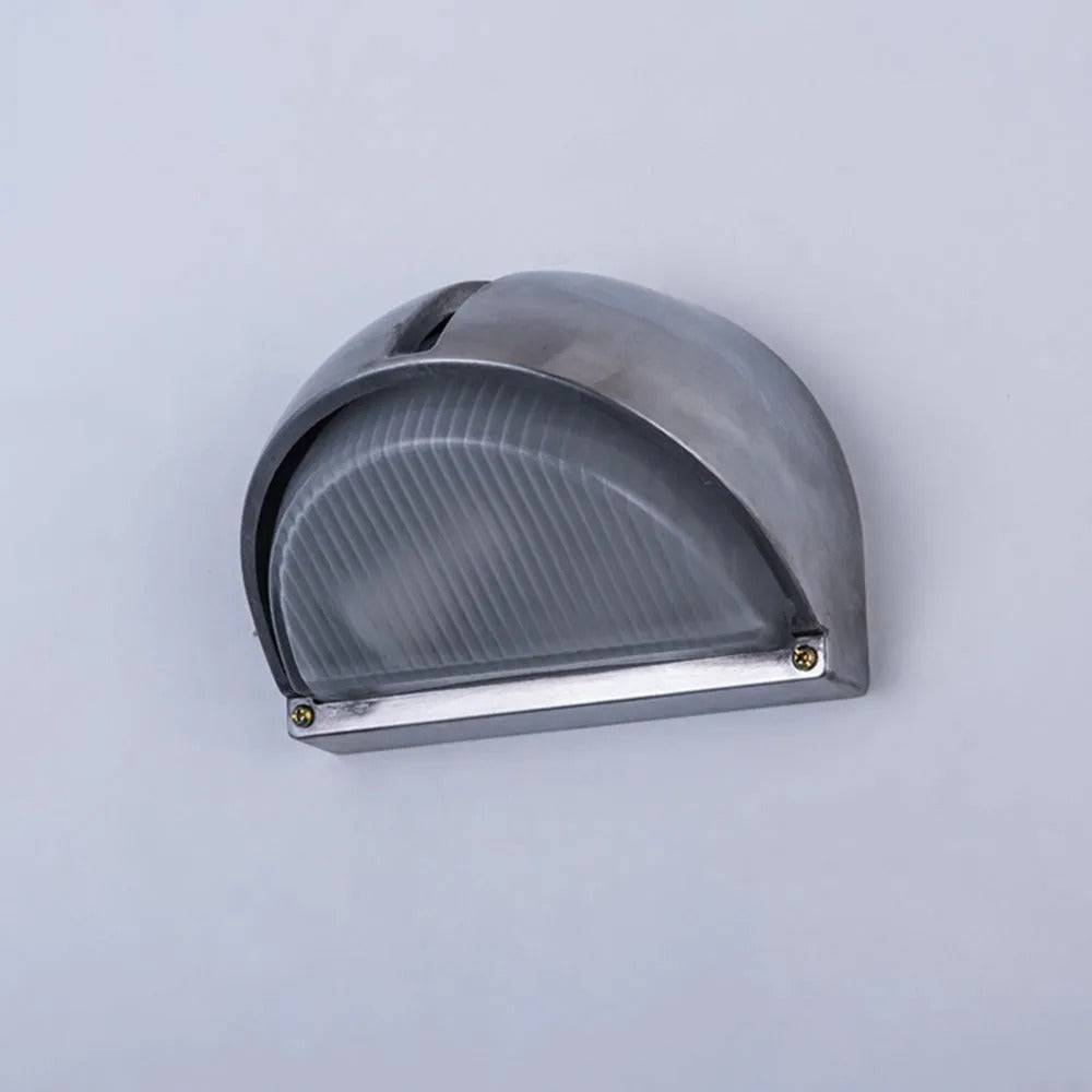 Wyre Geometrische moderne Wandleuchte aus Metall und Glas